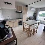 Bel Rénové 2 Pièces Avec Clim Et Parking Privé Pour 4 Personnes à Port Camargue - Fr-1-731-153 *